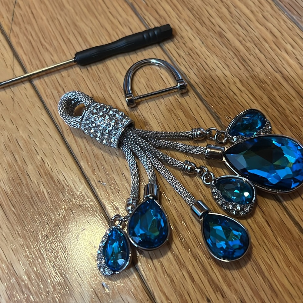 NEW💙🩶 elegant keychain - Picture 13 of 14